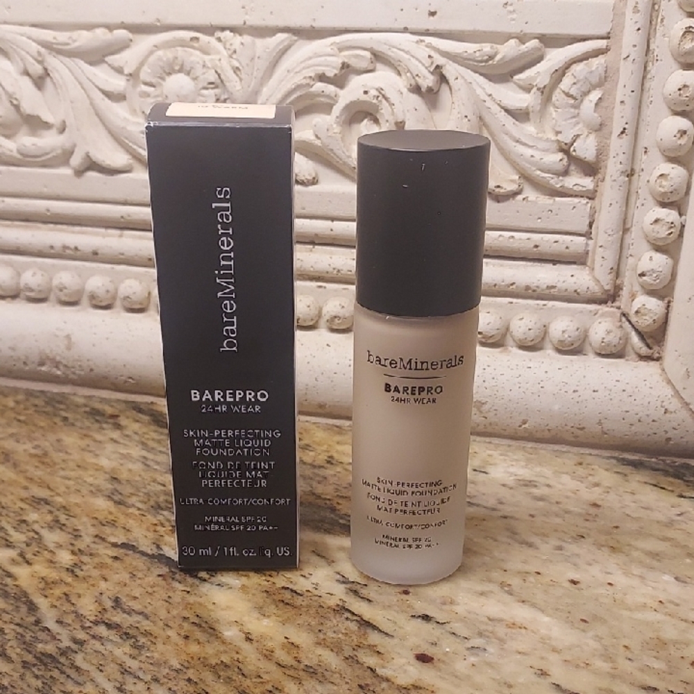 bareMinerals BAREPRO Liquid 24HR Foundation - Gair 10-Warm